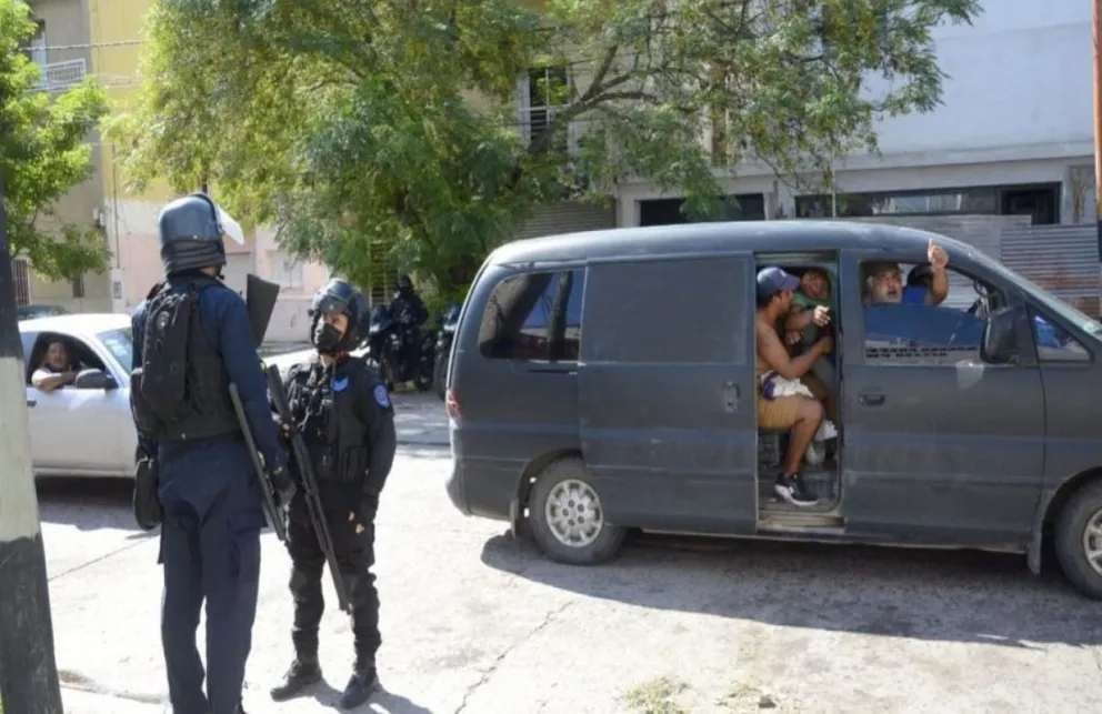 Les dan insólitas excusas: los hinchas de Juventud Antoniana son obligados a irse de Santiago del Estero por la policía