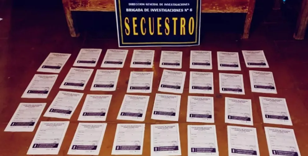 Falsos carnets de vacunación.