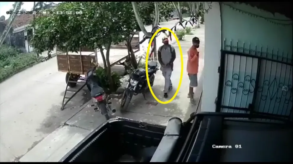 |TERRIBLE VIDEO| ¿Los conoces? Pensaban que nadie los miraba y se afanaron una moto como si nada