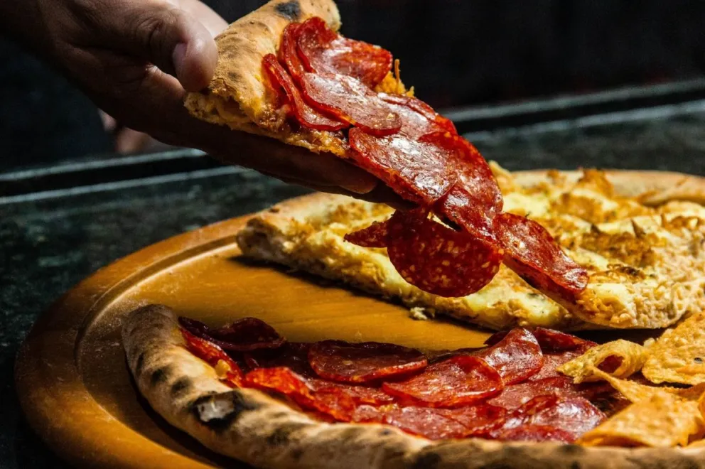 ¡Un terrible asco! Salteños pidieron pizza sin imaginar lo que encontrarían en su interior