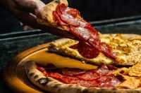 ¡Un terrible asco! Salteños pidieron pizza sin imaginar lo que encontrarían en su interior