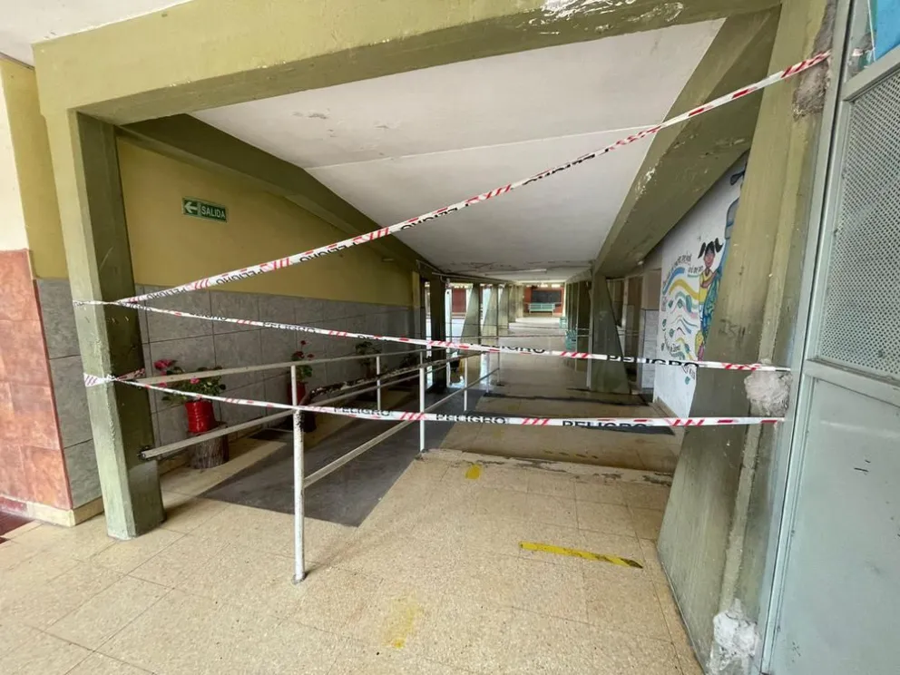 Derrumbes y paredes electrificadas: las condiciones de una escuela a días de iniciar las clases