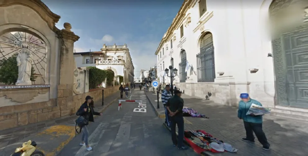 Irresponsabilidad y terror: motociclista subió a la peatonal y causó desesperación en todos
