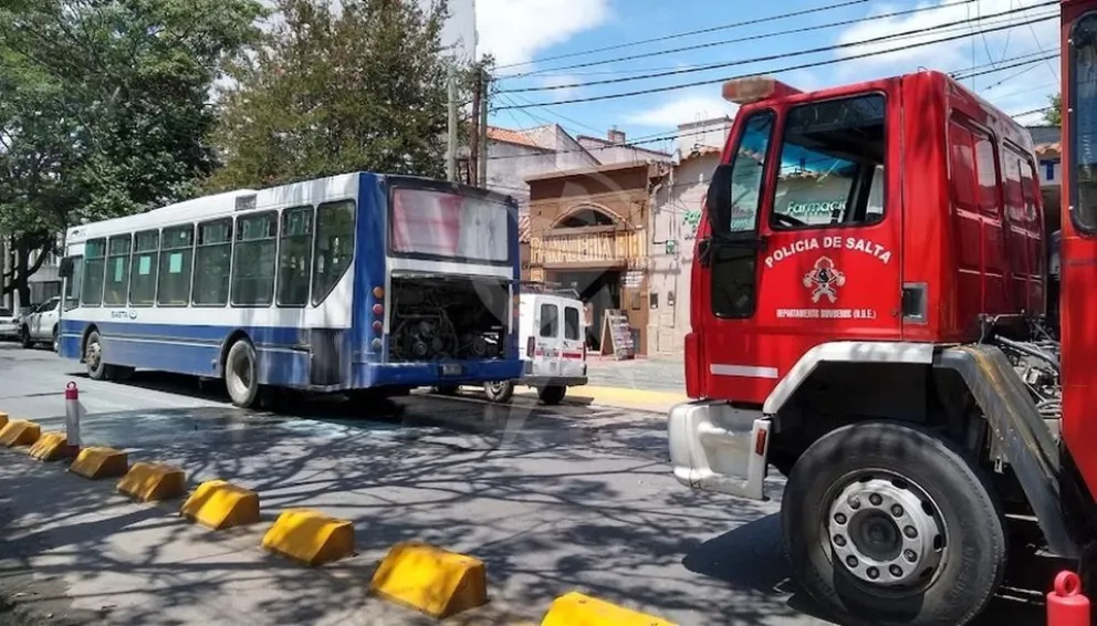 Se incendió el motor de un colectivo en pleno recorrido