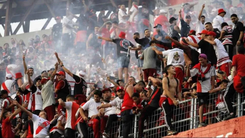 Volvió la barra de River Plate al estadio y logró parar el partido