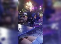 |TERRIBLE VIDEO| Pésimo servicio: se durmió sobre la mesa de un conocido bar y lo sacaron a las piñas