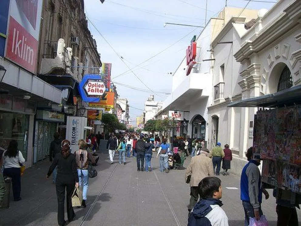 Vecinos reclaman el uso de la peatonal como estacionamiento