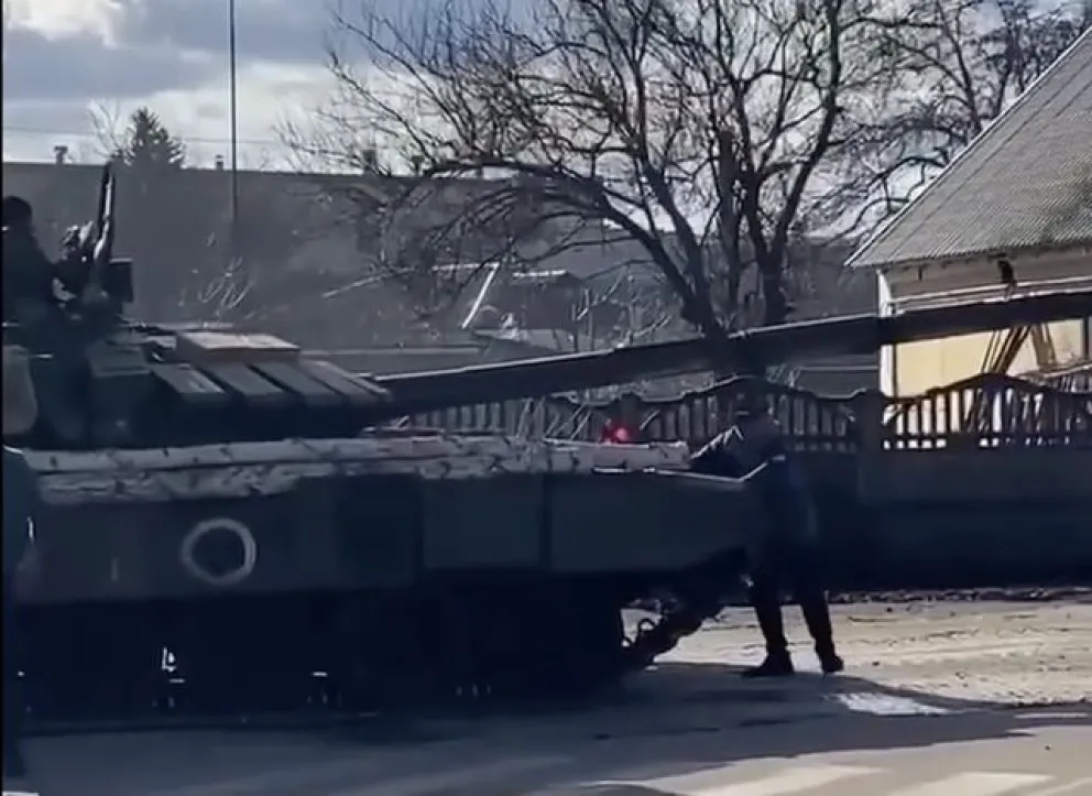 Un hombre intentó frenar con su cuerpo el avance de un tanque ruso