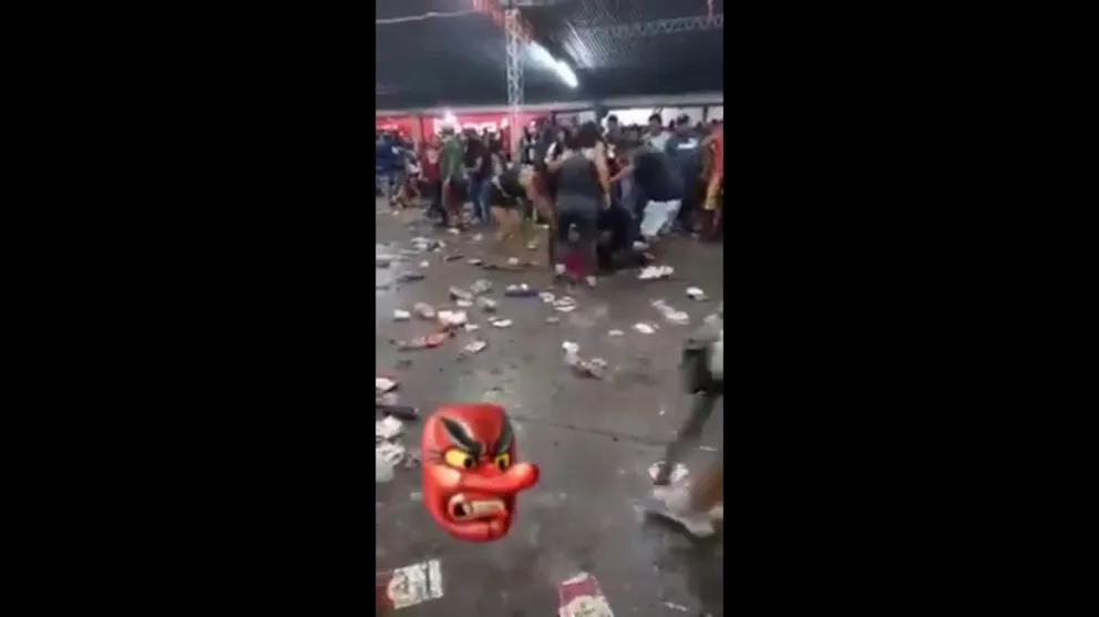 |TERRIBLE VIDEO| Piña va, piña viene, las muchachas "se entretienen" en una popular carpa de Salta