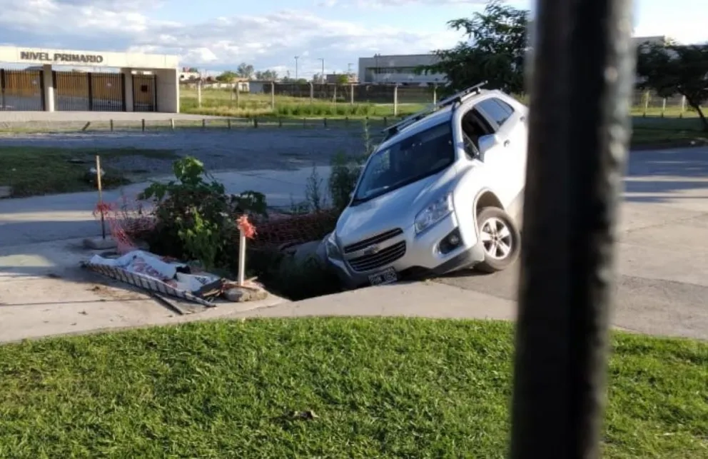 Abuela salteña al volante hizo una maniobra peligrosa y cayó en un pozo