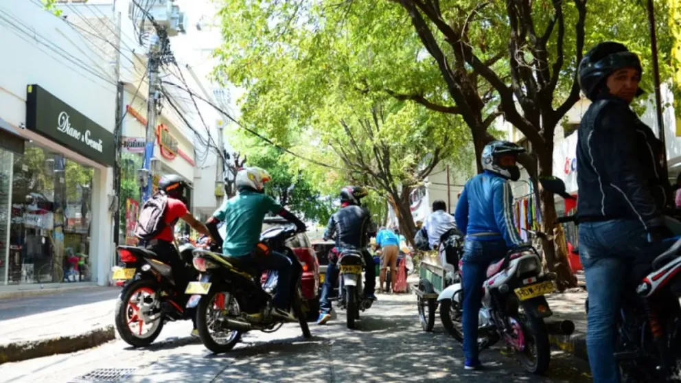 Motos en peatonales.