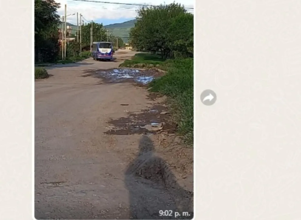 Vecinos del barrio Costa Azul denuncian que sus calles están destrozadas
