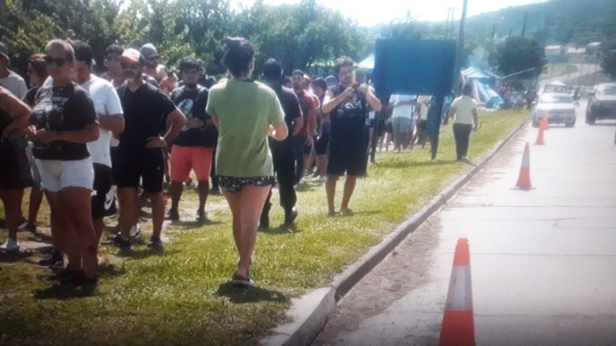 Larga fila de espera para el concierto de La Renga