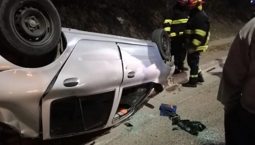 Conductor se salva de milagro en impresionante choque y vuelco