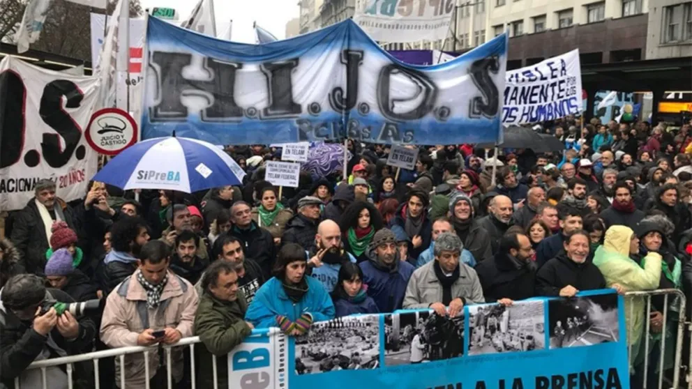 Masiva protesta por el DNU de Macri