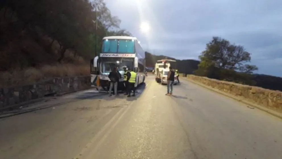 Un remisero chocó contra un colectivo de larga distancia esta madrugada