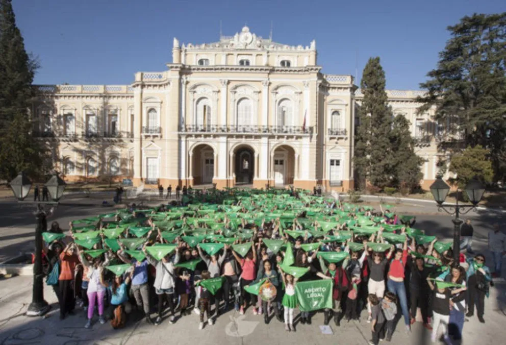 Convocan un pañuelazo a las 14 por la legalización del aborto
