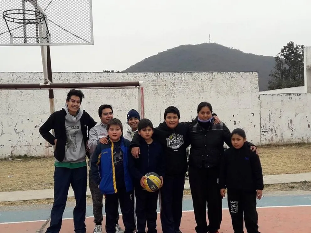 ¿Todavía seguís sentado? Clases gratuitas de básquet. Enterate en esta nota