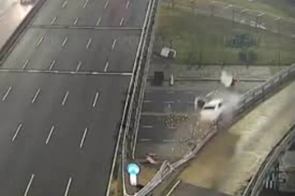 El video del momento: manejaba a 170 km y "voló" por la General Paz