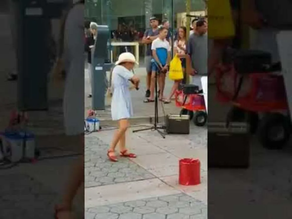 Es viral: Mirá el video de la niña que asombra a miles con su violín