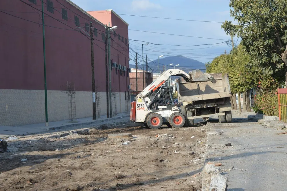 Amplios trabajos de reparación en calle 12 de Octubre