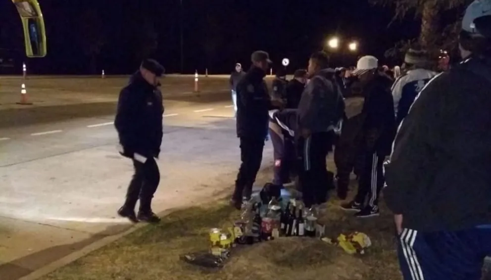 La Policía secuestró drogas y alcohol a hinchas de Juventud Antoniana que viajaban a Santa Fe