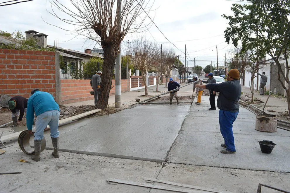 Tras 60 años de espera llegó el pavimento al barrio Hipódromo