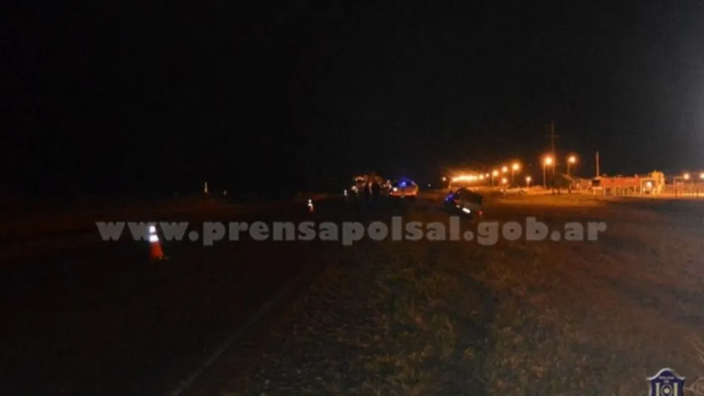 Una mujer falleció tras chocar con su motocicleta contra una camioneta