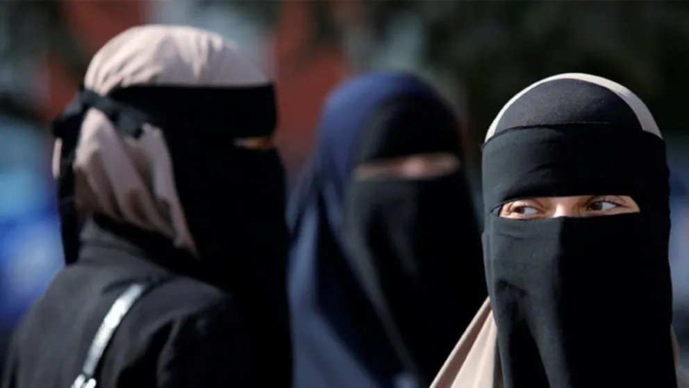 Mujer multada por llevar indumentaria religiosa que cubre su rostro
