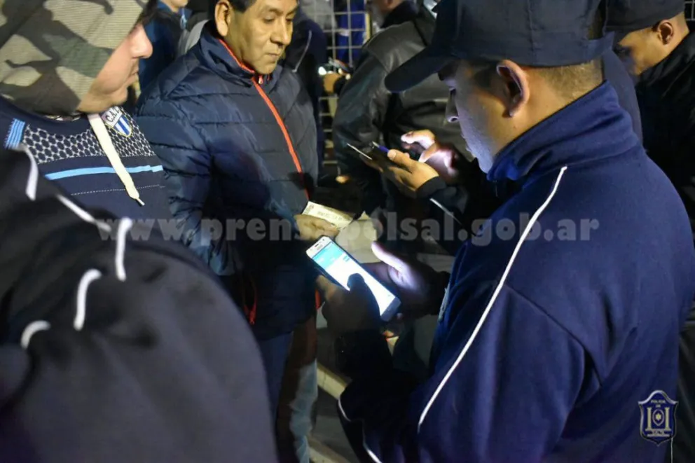 Partido Atlético Tucumán Vs. Huracán: fueron demoradas 14 personas