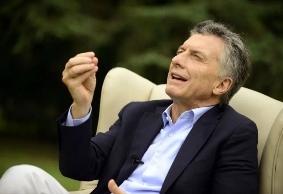 Aborto: Mauricio Macri recibió un pañuelo verde a 48 horas del debate en el Senado