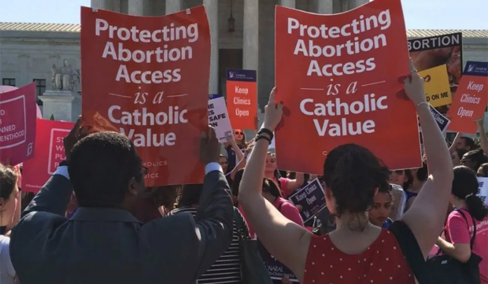 Una organización católica internacional pidió al Senado que legalice el aborto