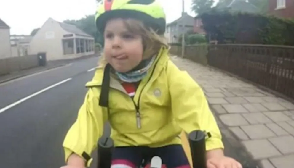 Es Viral: video de niña ciclista causa furor en YouTube