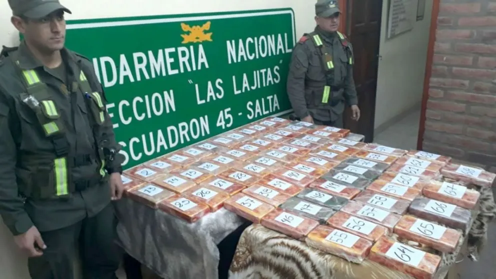 Abandonaron camioneta Toyota Hilux con droga