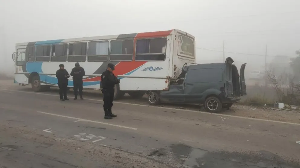 Trágico choque entre una kangoo y un colectivo deja dos muertos
