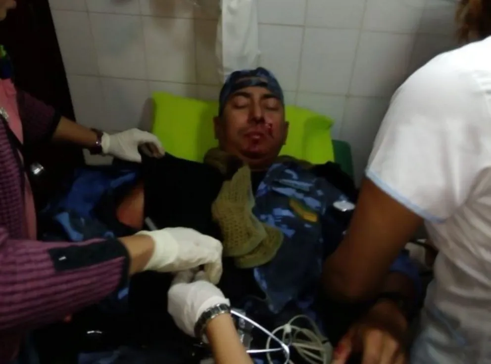 Policías heridos tras intervenir en un piquete en Mosconi