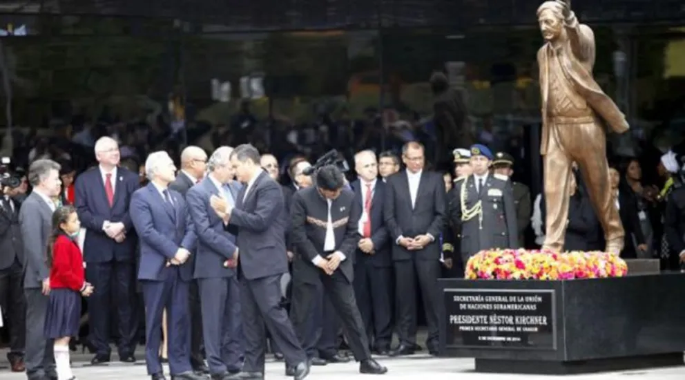 Ecuador: retirarán la estatua de Néstor Kirchner de la sede de la Unasur