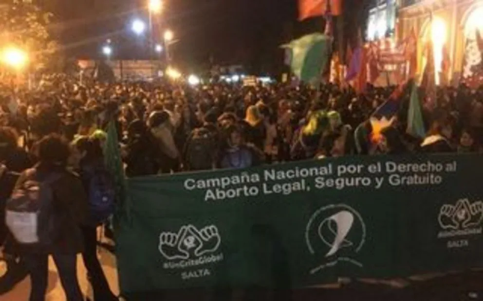 Pañuelazo: disturbios y enfrentamientos en Plaza 9 de Julio, frente a Catedral. VIDEOS