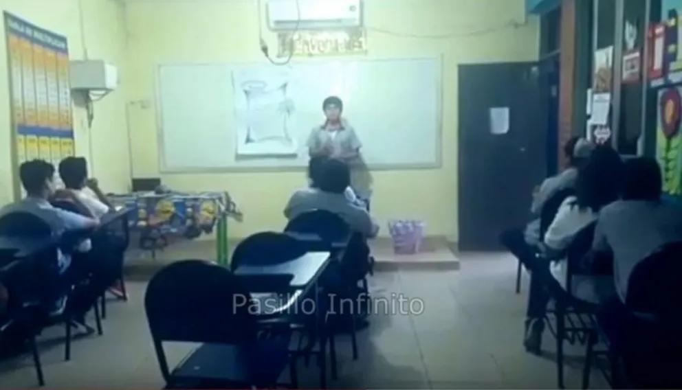 Es viral: estaba  exponiendo una clase y pasó algo aterrador. Mirá el video