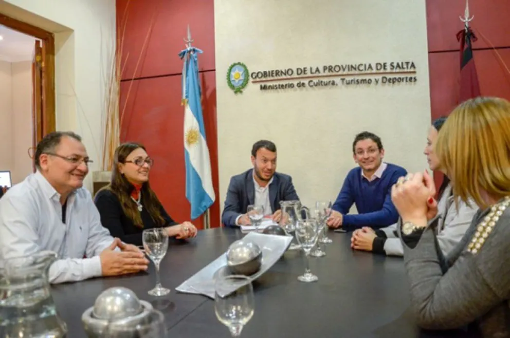 Estudiantes estafados por Snow Travel recibirán ayuda del gobierno y podrán viajar
