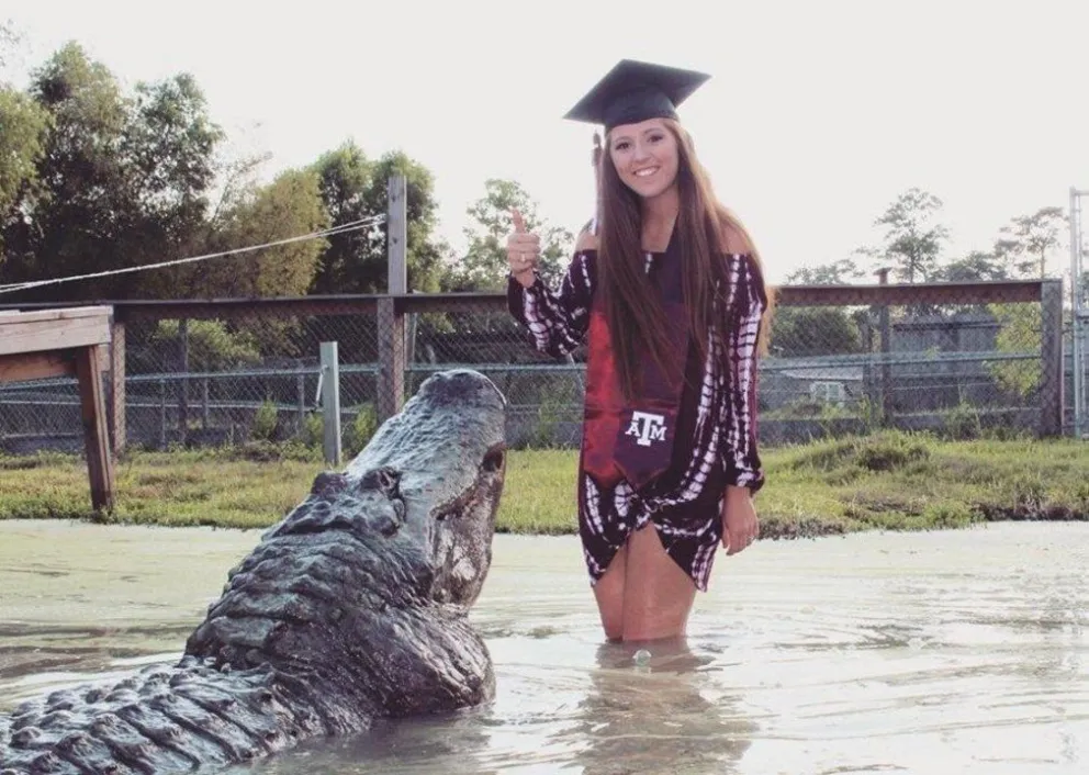 INSÓLITO: Se toma foto de graduación con un cocodrilo enorme