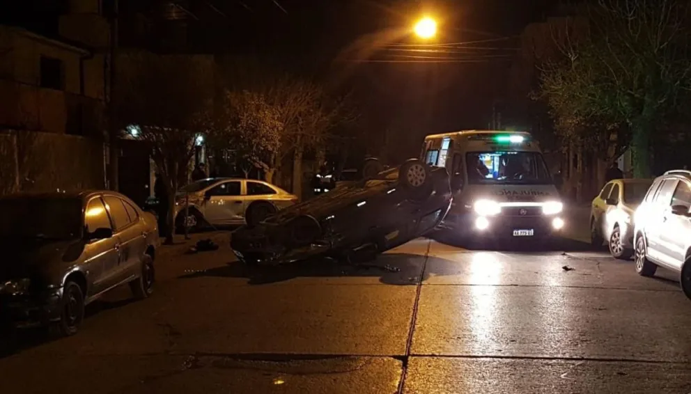 Impresionante accidente con vuelco en la madrugada