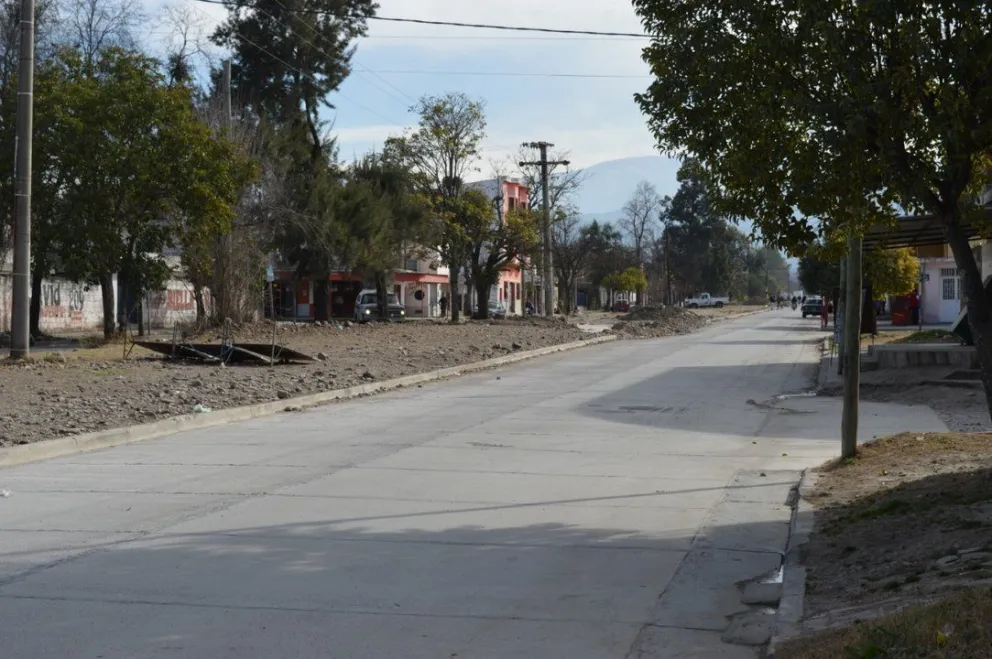 Pavimentan 14 frentes en los Barrios