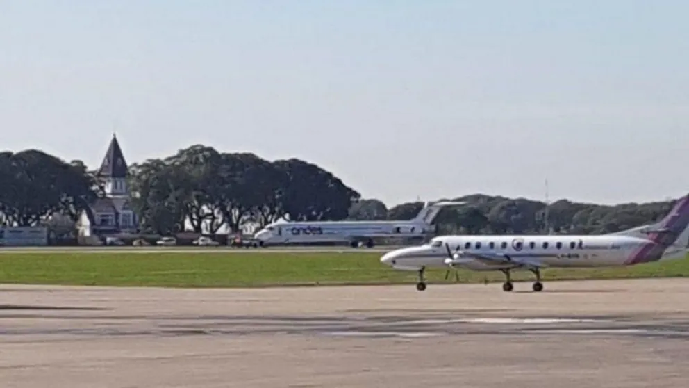 Remolcaron avión de una empresa salteña que se quedó en la pista
