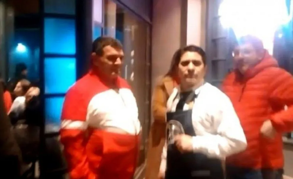 Mujeres escracharon a Alfredo Olmedo en un restaurante y se tuvo que ir