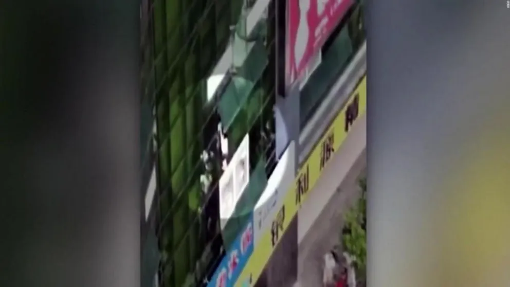 Arrojó a sus hijos por la ventana desde el cuarto piso. IMPRESIONANTE VIDEO