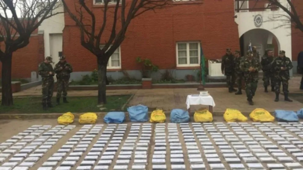 De no creer: a bordo de un tractor, persiguieron y atraparon a narcotraficantes