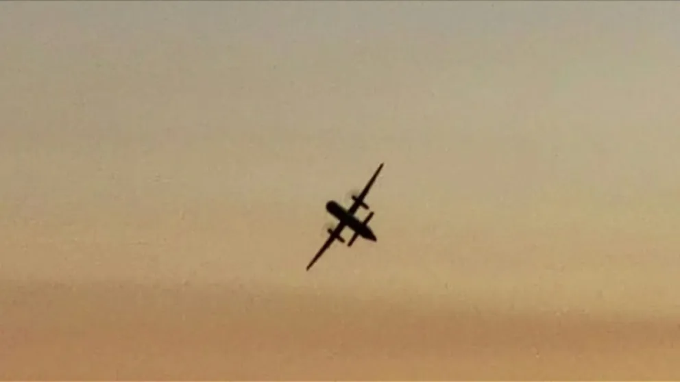 Un empleado "suicida" robó un avión y efectuó acrobacias. VIDEOS Y FOTOS
