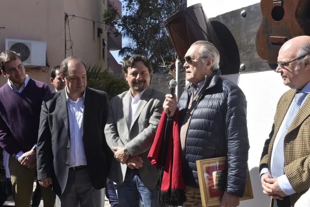 Sáenz homenajeó a Los Chalchaleros y nombró ciudadano destacado a Francisco Figueroa