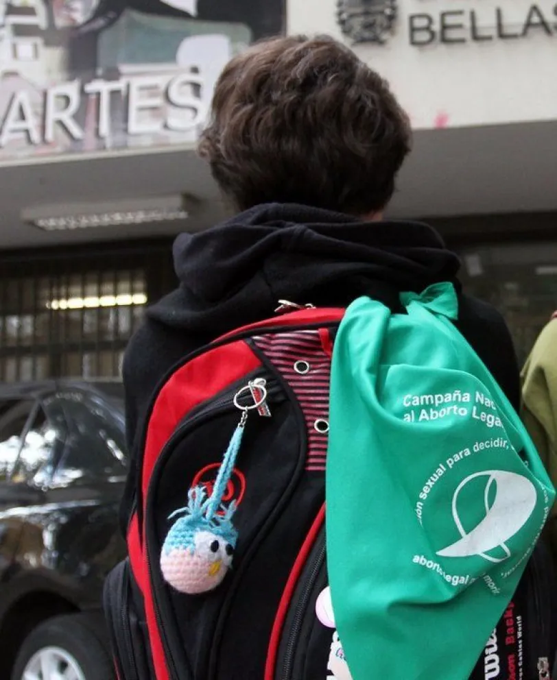 Denuncian amenazas y hostigamientos contra un alumno que usaba pañuelo verde
